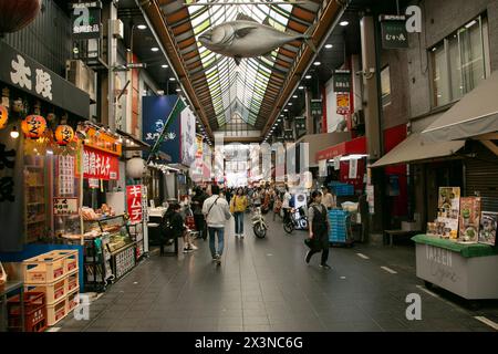 Osaka, Japon ; 20 octobre 2023 : Kuromon Ichiba Market, célèbre marché aux poissons dans la ville d'Osaka au Japon. Banque D'Images