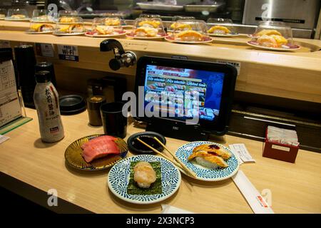 Osaka, Japon ; 20 octobre 2023 : Kaitenzushi est un restaurant de sushis où les plats sont placés sur un convoyeur à bande qui traverse le restaurant. Banque D'Images