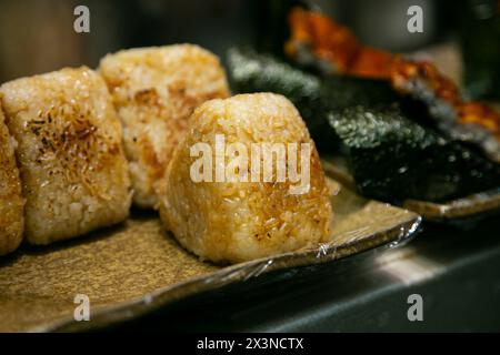 Les yaki Onigiri sont des boulettes de riz japonaises qui sont grillées à la poêle et glacées dans une sauce soja salée. Banque D'Images