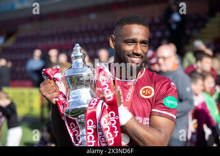 Ochilview Park, Falkirk, Royaume-Uni. 27 avril 2024. NAT Wedderburn célèbre sa victoire au titre de champion. C’est la première fois que le Stenhousemuir FC remporte la ligue en 140 ans d’histoire. Crédit : Thomas Gorman/Alamy News Live. Banque D'Images