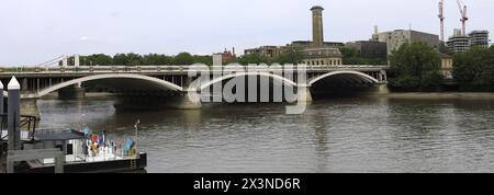 Trains Southern Rail sur le pont Grosvenor, vue depuis l'ascenseur 109, Battersea Power Station, Battersea, Londres, Angleterre Banque D'Images