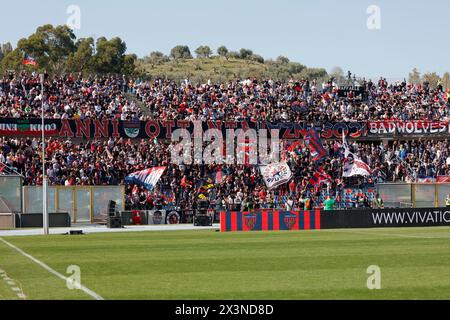 Cosenza, Italie. 27 avril 2024. San Vito-Marulla Stadium les fans de Cosenza brandissent des drapeaux lors du match Cosenza vs Bari au stade San Vito-Marulla, Serie BKT. Tous droits réservés. Italie (Francesco Farina/SPP) Francesco Farina/SPP (FRANCESCO FARINA/SPP) crédit : SPP Sport Press photo. /Alamy Live News Banque D'Images