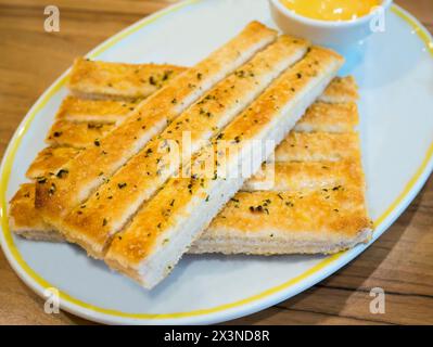 Gressins frais servis avec sauce trempette sur une assiette blanche Banque D'Images