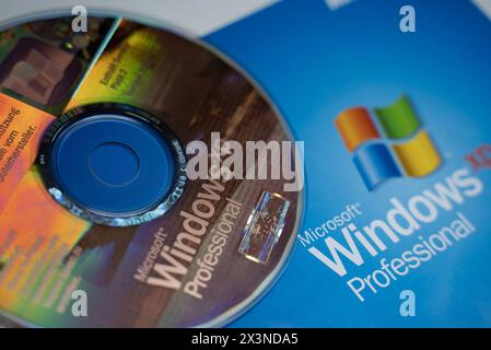 Themenbild - Microsoft Windows XP Lizenz CD, 26.04.2024 Themenbild - Microsoft Windows XP Lizenz CD, 26.04.2024 Microsoft Windows XP Lizenz mit installations-CD : Ein historisches Artefakt, das Grundlagen für moderne und grafisch ansprechendere Betriebssysteme legte. *** Image thème CD de licence Microsoft Windows XP, 26 04 2024 image thème CD de licence Microsoft Windows XP, 26 04 2024 licence Microsoft Windows XP avec CD d'installation artefact historique qui a jeté les bases de systèmes d'exploitation modernes et plus attrayants Copyright : xEibner-Pressefoto/JonasxLohrmannx EP JLN Banque D'Images