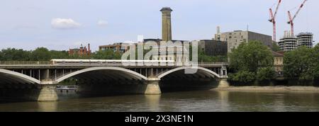 Trains du Sud-est sur le pont Grosvenor, Battersea Power Station, Battersea, Londres, Angleterre Banque D'Images