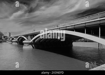 Le pont Grosvenor, la Tamise, Battersea Power Station, Battersea, Londres, Angleterre Banque D'Images