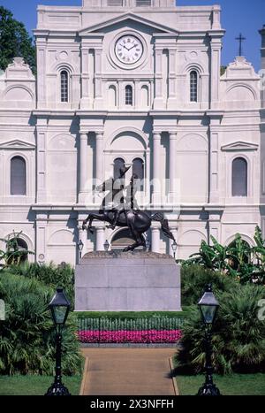 Quartier français, la Nouvelle Orléans, Louisiane. Basilique Saint Louis et statue d'Andrew Jackson, Jackson Square. Banque D'Images