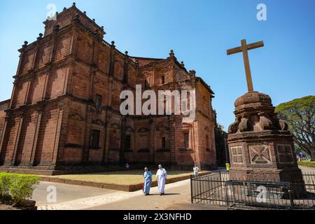 Old Goa, Inde - 2 février 2024 : deux religieuses marchant dans la basilique de Bom Jesus à Old Goa, Inde. Banque D'Images