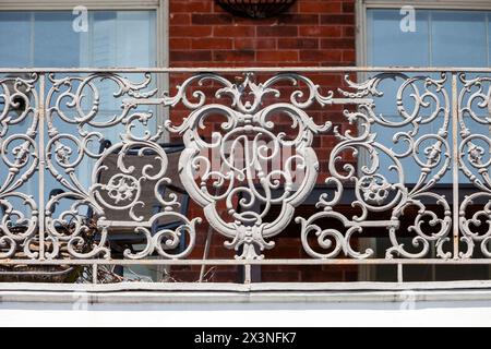 La Nouvelle-Orléans, Louisiane. Quartier français. Emblème de la baronne Pontalba dans les grillages en fonte du bâtiment inférieur Pontalba, construit en 1851. Banque D'Images
