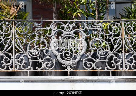 La Nouvelle-Orléans, Louisiane. Quartier français. Emblème de la baronne Pontalba dans les grillages en fonte du bâtiment inférieur Pontalba, construit en 1851. Banque D'Images