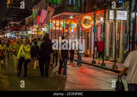 Quartier français, la Nouvelle Orléans, Louisiane. Bourbon Street la nuit. Banque D'Images