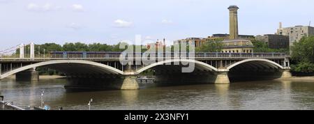 Trains du Sud-est sur le pont Grosvenor, Battersea Power Station, Battersea, Londres, Angleterre Banque D'Images