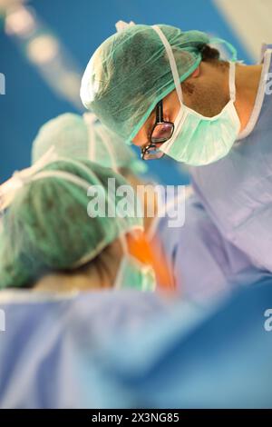 Chirurgie de hernie abdominale, chirurgien, chirurgie générale d'urgence, salle d'opération, Hôpital Donostia, Saint-Sébastien, Donostia, Gipuzkoa, pays Basque, Banque D'Images