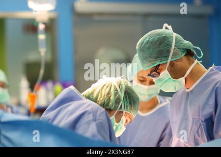 Chirurgie de hernie abdominale, chirurgien, chirurgie générale d'urgence, salle d'opération, Hôpital Donostia, Saint-Sébastien, Donostia, Gipuzkoa, pays Basque, Banque D'Images