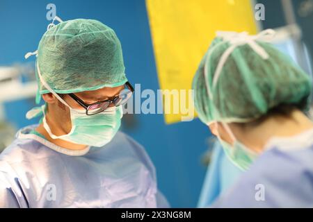 Chirurgie de hernie abdominale, chirurgien, chirurgie générale d'urgence, salle d'opération, Hôpital Donostia, Saint-Sébastien, Donostia, Gipuzkoa, pays Basque, Banque D'Images