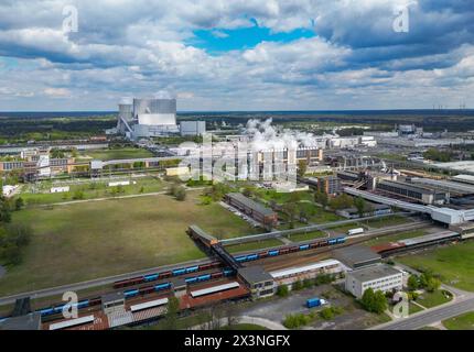 Schwarze Pumpe, Allemagne. 26 avril 2024. Le site industriel Schwarze Pumpe à la frontière entre Brandebourg et Saxe (photo aérienne prise avec un drone). Crédit : Patrick Pleul/dpa/Alamy Live News Banque D'Images