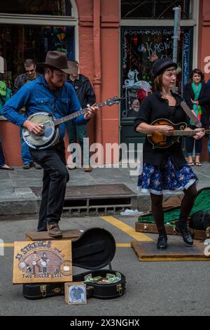 Quartier français, Nouvelle-Orléans, Louisiane. Street Performers, Royal Street. Appuyez sur danseur et joueur de banjo. 13 cordes et un billet de deux dollars. Banque D'Images