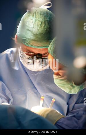 Les chirurgiens vasculaires, chirurgie, bloc opératoire, hôpital Donostia, San Sebastian, Gipuzkoa, Pays Basque, Espagne Banque D'Images