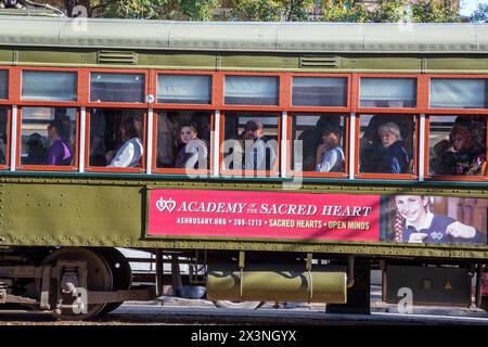 Quartier des jardins, La Nouvelle-Orléans, Louisiane. Les passagers sur le Fleuve Charles Streetcar. Banque D'Images