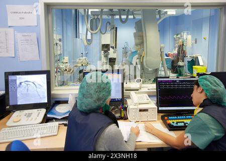 Angioplastie, pose de stent dans les artères coronaires, hémodynamique, salle d'opération, chirurgie, Hôpital Donostia, Saint-Sébastien, Gipuzkoa, pays basque, Espagne Banque D'Images