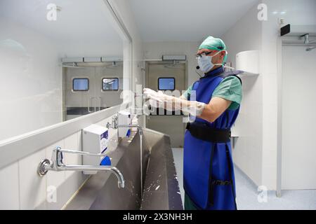 Chirurgicale, lavage des mains, salle d'opération, chirurgie, hôpital Donostia, San Sebastian, Gipuzkoa, Pays Basque, Espagne Banque D'Images