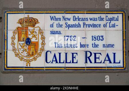 Quartier français, la Nouvelle Orléans, Louisiane. Plaque de rue en donnant le nom de la rue à partir de la période de la domination espagnole : Calle Real (Rue Royale). Banque D'Images