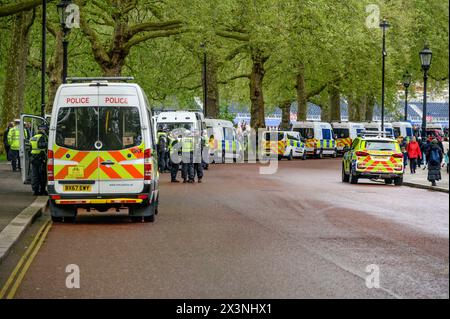 Londres, Royaume-Uni. Agents et véhicules de la police métropolitaine de Westminster se préparant à une manifestation Banque D'Images