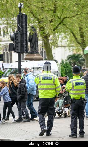 Londres, Royaume-Uni. Les officiers de la police métropolitaine de Westminster se préparent à une manifestation Banque D'Images