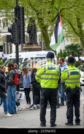 Londres, Royaume-Uni. Les officiers de la police métropolitaine de Westminster se préparent à une manifestation Banque D'Images