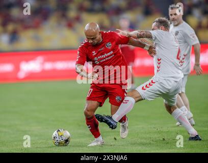 Kuala Lumpur, Malaisie. 27 avril 2024. Jason McAteer des Reds de Liverpool (R) et Danny Webber des Reds de Manchester vus en action lors du match 'Battle of the Reds 2024' entre Manchester United et les légendes de Liverpool au National Stadium Bukit Jalil. Score final ; Reds de Liverpool 4:2 Manchester Reds. Crédit : SOPA images Limited/Alamy Live News Banque D'Images