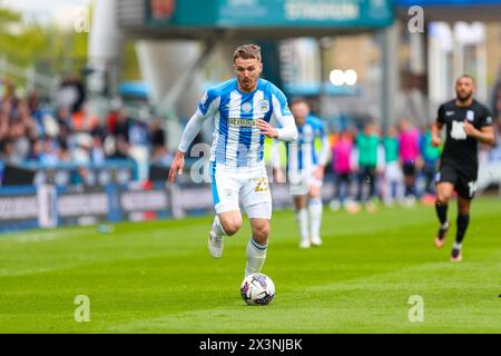 John Smith's Stadium, Huddersfield, Angleterre - 27 avril 2024 Danny Ward (25) de Huddersfield Town sur le ballon - pendant le match Huddersfield Town v Birmingham City, Sky Bet Championship, 2023/24, John Smith's Stadium, Huddersfield, Angleterre - 27 avril 2024 crédit : Mathew Marsden/WhiteRosePhotos/Alamy Live News Banque D'Images