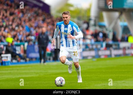 John Smith's Stadium, Huddersfield, Angleterre - 27 avril 2024 Danny Ward (25) de Huddersfield Town sur le ballon - pendant le match Huddersfield Town v Birmingham City, Sky Bet Championship, 2023/24, John Smith's Stadium, Huddersfield, Angleterre - 27 avril 2024 crédit : Mathew Marsden/WhiteRosePhotos/Alamy Live News Banque D'Images