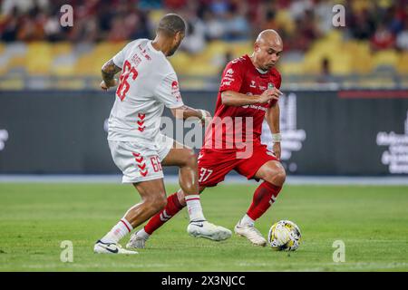 Kuala Lumpur, Malaisie. 27 avril 2024. Phil Babb de Liverpool Reds (l) et Danny Webber de Manchester Reds vus en action lors du match de la 'Battle of the Reds 2024' entre Manchester United et les légendes de Liverpool au National Stadium Bukit Jalil. Score final ; Reds de Liverpool 4:2 Manchester Reds. Crédit : SOPA images Limited/Alamy Live News Banque D'Images