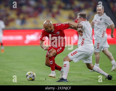 Kuala Lumpur, Malaisie. 27 avril 2024. Jason McAteer des Reds de Liverpool (R) et Danny Webber des Reds de Manchester vus en action lors du match 'Battle of the Reds 2024' entre Manchester United et les légendes de Liverpool au National Stadium Bukit Jalil. Score final ; Reds de Liverpool 4:2 Manchester Reds. Crédit : SOPA images Limited/Alamy Live News Banque D'Images