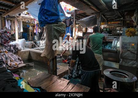 Mumbai, Inde - 3 mars 2024 : hommes travaillant à Mahalaxmi Dhobi Ghat, la plus grande blanchisserie en plein air de Mumbai, Inde. Banque D'Images