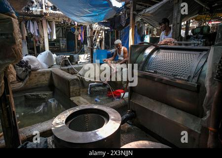 Mumbai, Inde - 3 mars 2024 : hommes travaillant à Mahalaxmi Dhobi Ghat, la plus grande blanchisserie en plein air de Mumbai, Inde. Banque D'Images