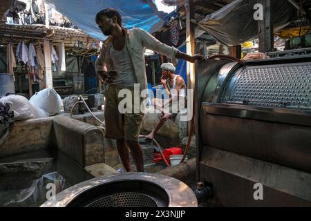 Mumbai, Inde - 3 mars 2024 : hommes travaillant à Mahalaxmi Dhobi Ghat, la plus grande blanchisserie en plein air de Mumbai, Inde. Banque D'Images