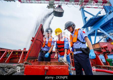 FUZHOU, CHINE - 28 AVRIL 2024 - la police au poste de contrôle frontalier entrée-sortie de Fuzhou au port de Huaneng (Fujian) dans la baie de Luoyuan, Chine, guide la personne i. Banque D'Images