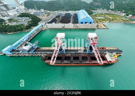 FUZHOU, CHINE - 28 AVRIL 2024 - le navire Fortune immatriculé à Hong Kong décharge 73 000 tonnes de charbon thermique au termina du port de Huaneng (Fujian) Banque D'Images