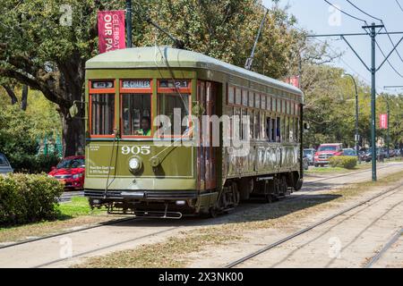 La Nouvelle-Orléans, Louisiane. Prog Charles Streetcar dans le quartier Uptown. Banque D'Images