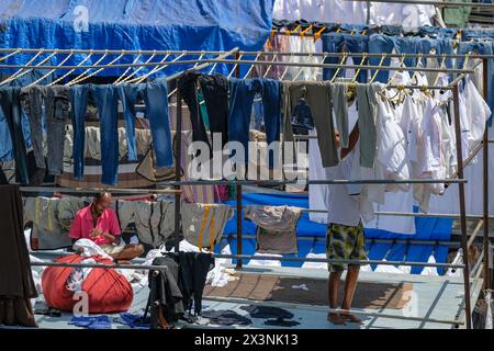 Mumbai, Inde - 3 mars 2024 : hommes travaillant à Mahalaxmi Dhobi Ghat, la plus grande blanchisserie en plein air de Mumbai, Inde. Banque D'Images