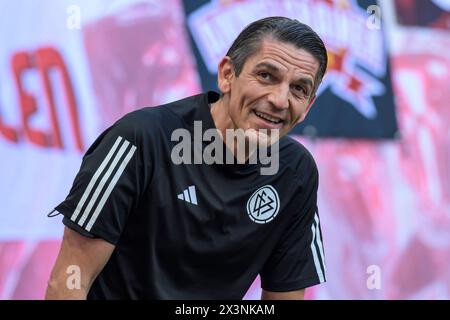 Leipzig, Allemagne. 27 avril 2024. Deniz Aytekin - arbitre, RB Leipzig vs Borussia Dortmund - BVB 09, 1ère Bundesliga, football, DFB, Bundesliga, 31, saison 2023/2024, RB Arena, crédit : HMB Media/Uwe Koch/Alamy Live News LA RÉGLEMENTATION DFB/DFL INTERDIT TOUTE UTILISATION DE PHOTOGRAPHIES COMME SÉQUENCES D'IMAGES ET/OU QUASI-VIDÉO, 27.04. 2024, crédit : Heiko Becker/Alamy Live News Banque D'Images