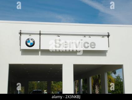 OCALA, FLORIDE - 28 avril 2024 logo BMW centre de service signe chez un concessionnaire automobile. Bavaria Motor Works est une multinationale allemande fabricant de luxe v Banque D'Images