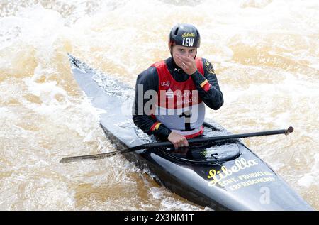 Markkleeberg, Allemagne. 28 avril 2024. Canoë : qualification olympique allemande canoë slalom, femmes, finale. Elena Lilik réagit après sa course. Crédit : Hendrik Schmidt/dpa/Alamy Live News Banque D'Images