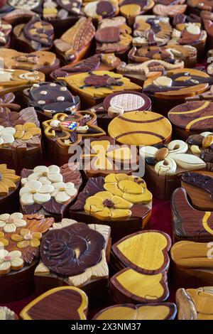 La Nouvelle-Orléans, Louisiane. Quartier français, sculpture sur bois souvenirs à vendre sur le marché français. Banque D'Images