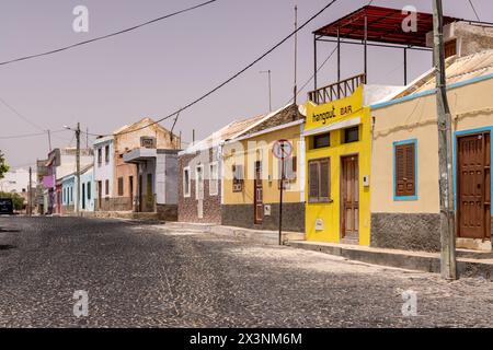 Maisons traditionnelles colorées dans une rue du village de Rabil à Boa Vista, Cap Vert, République de Cabo Verde, Afrique Banque D'Images