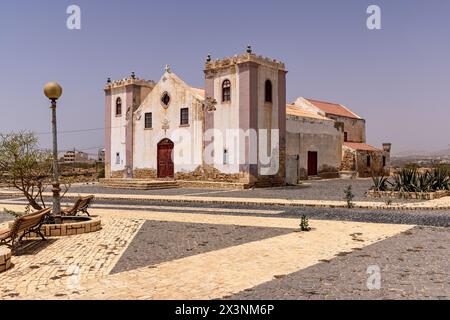 L'église dans le village de Rabil. L'église de São Roque, l'une des plus anciennes de l'île, construite en 1802. Rabil, Boa Vista, Cap Vert, Afrique Banque D'Images