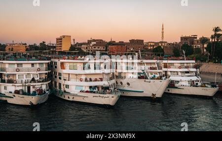 Esna Egypte janvier 2024 : bateaux d'excursion de touristes sur le Nil Banque D'Images