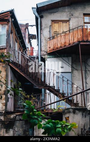 Escalier en fer entre deux maisons délabrées dans la vieille ville de Tbilissi (Géorgie) Banque D'Images