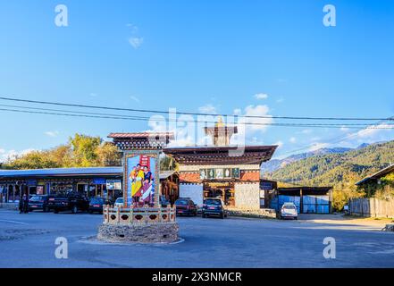 Monument avec photo du roi dans la rue principale dans le centre de la ville de Chamkhar, Bumthang, dans la région du centre-est du Bhoutan Banque D'Images